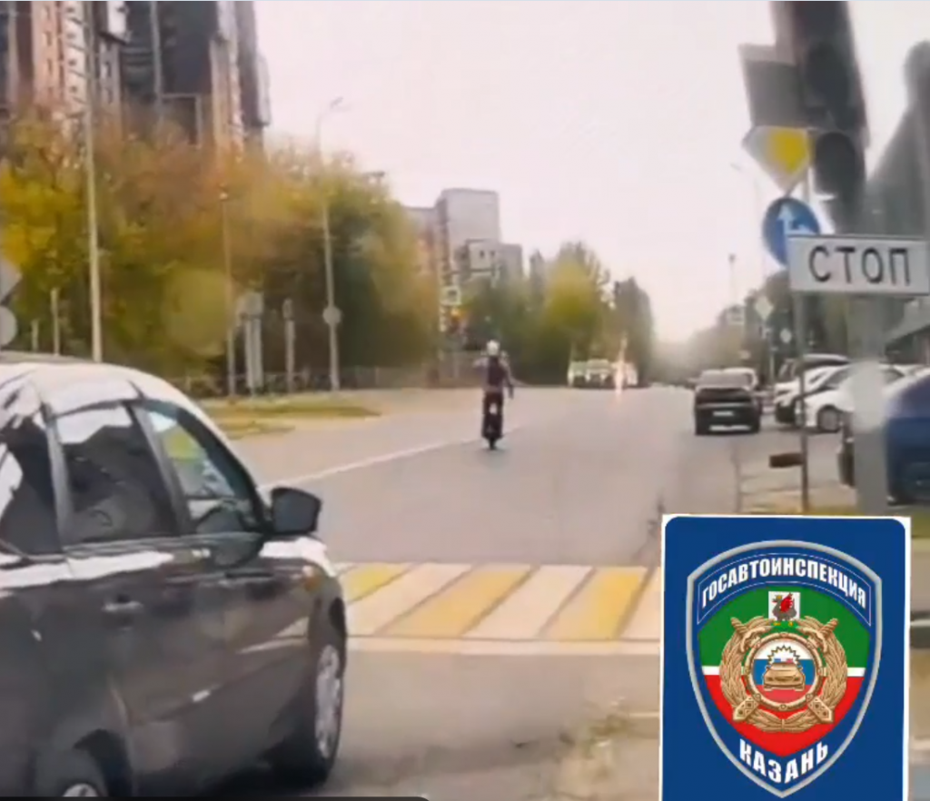 На улице Родины в Казани парень на моноколесе влетел в автомобиль