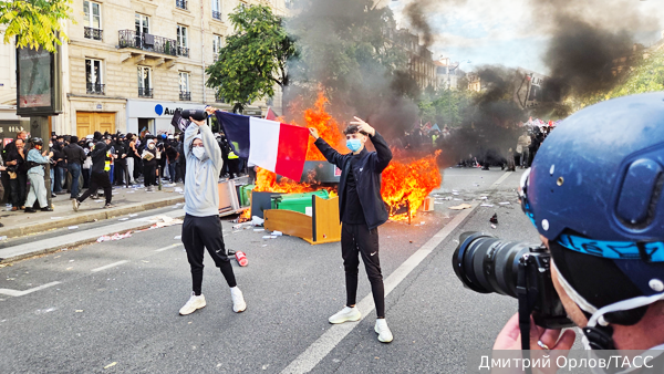 МВД Франции запретило шумовые гранаты для разгона школьников