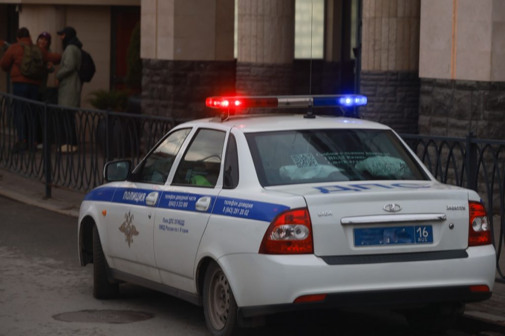 Полиция Казани задержала курьера, забравшего у горожанки деньги для мошенников
