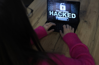 Парня из Челнов обманули с интимными услугами почти на 300 тысяч рублей