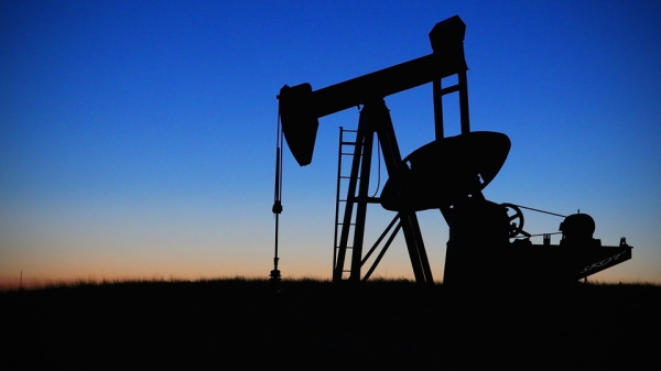 Рынок нефти балансирует между геополитикой и санкционными рисками
