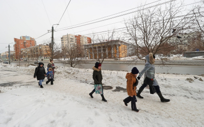 Петербуржцы обеспокоены безопасностью детей, которые продолжают подрабатывать мойщиками фар на парковках