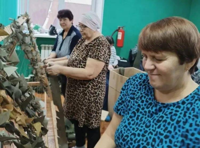 Плетут масксети и танцуют: волонтеры из Тукаевского района помогают бойцам СВО