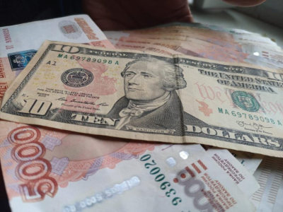 Девальвация доллара: стоит ли сейчас покупать валюту?