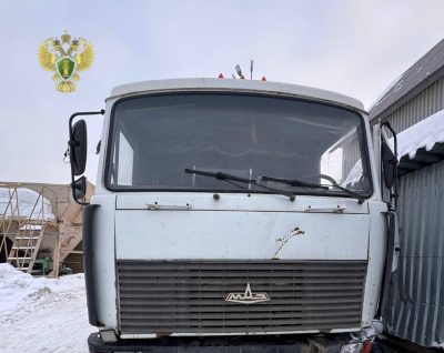 В Альметьевске рабочий погиб при замене колеса грузовика – машина соскочила с домкрата и прижала его