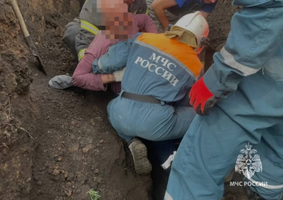 На двух рабочих обвалился грунт в Челнах — их госпитализировали