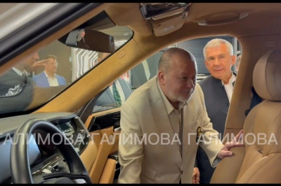 Король Малайзии присмотрел себе Aurus во время визита в Татарстан, сообщила Галимова